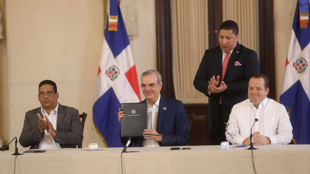 Presidente @luisabinader promulga Decreto 1-24 que regula la publicidad oficial