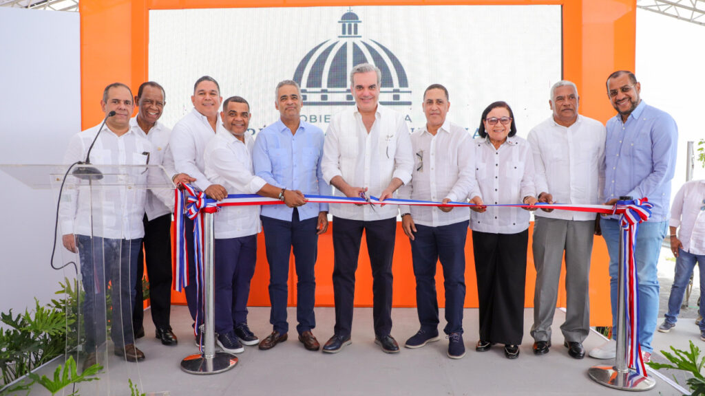 Presidente @luisabinader inaugura primer tramo carretero entre Barahona y Enriquillo que incluye el Mirador San Rafael, el Mirador de Enriquillo, el puente sobre río Maniel y el asfaltado