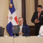 Presidente @luisabinader promulga Decreto 1-24 que regula la publicidad oficial