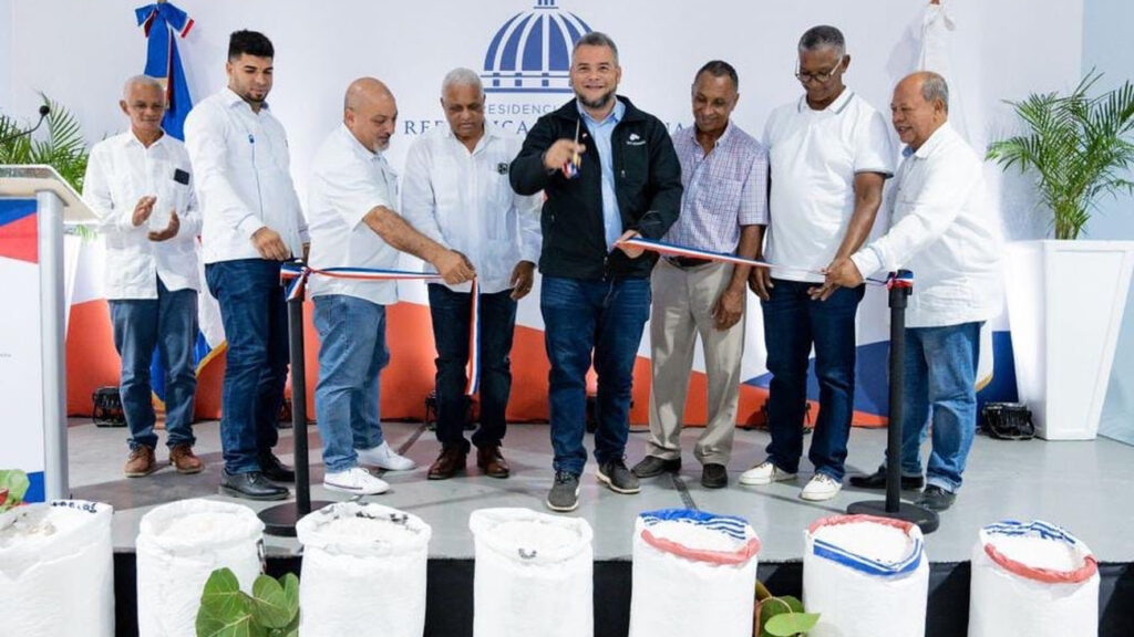 Gobierno inaugura Centro de Acopio para la Comercialización de la Sal, en Montecristi, con inversión de más de 20 millones de pesos