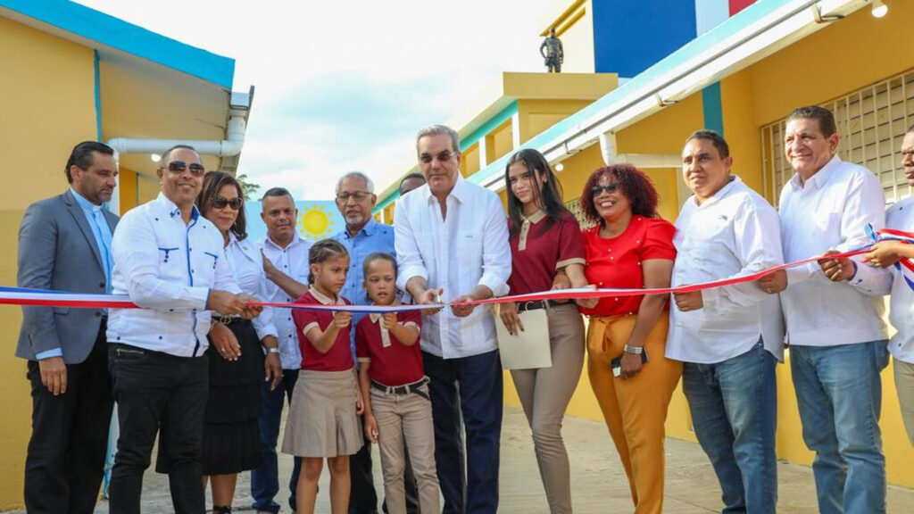 Presidente @luisabinader inaugura Escuela Básica Bienvenido del Castillo