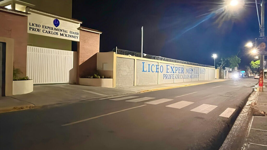 Edesur ilumina calles periféricas del nuevo liceo experimental de la UASD, en Baní