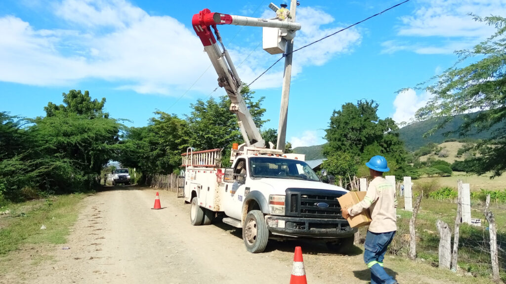 Edesur instala casi 500 nuevas luminarias tipo led en barrios y comunidades de San Juan