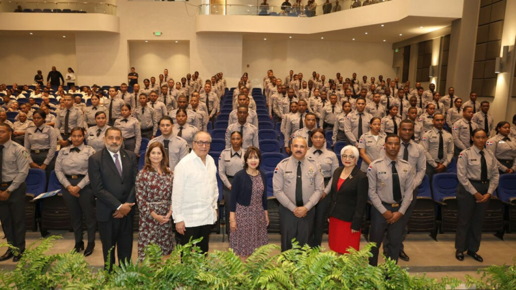 Gradúan más de 2,000 policías en servicio con programa académico complementario