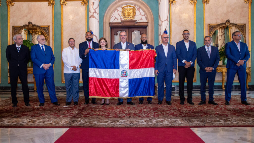 Presidente Abinader entrega bandera dominicana para la Serie del Caribe 2024 a los bicampeones nacionales Tigres del Licey