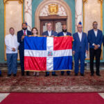 Presidente Abinader entrega bandera dominicana para la Serie del Caribe 2024 a los bicampeones nacionales Tigres del Licey