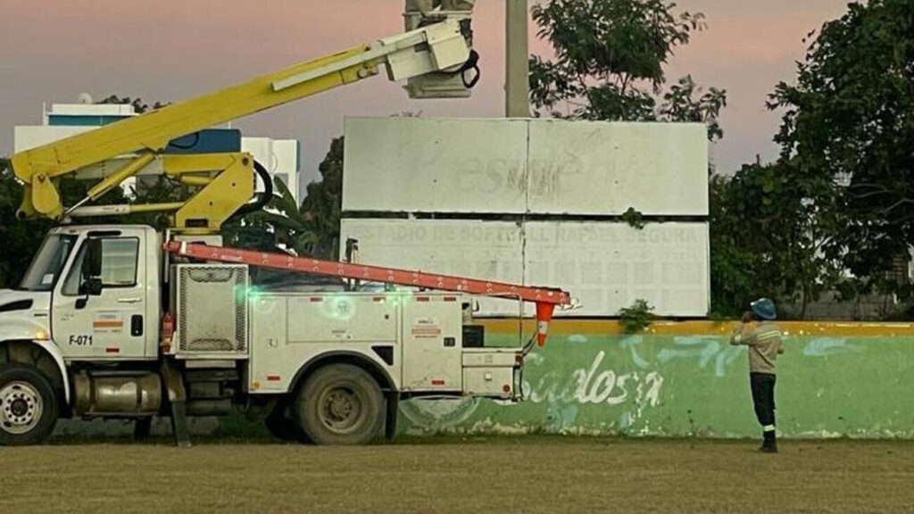 Edesur electrifica e ilumina estadio de softbol Rafael Segura, en Comendador, Elías Piña
