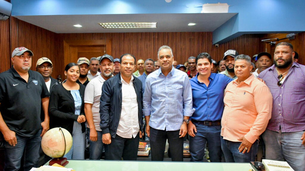 Gobierno conforma mesa de trabajo con transportistas de Santiago previo entrada en funcionamiento del monorriel