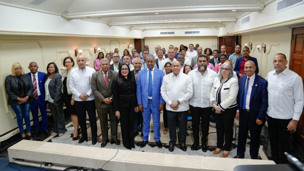 Dirección de Medios de la Presidencia realiza encuentro nacional; presenta conferencia sobre inversión de gobierno en obras