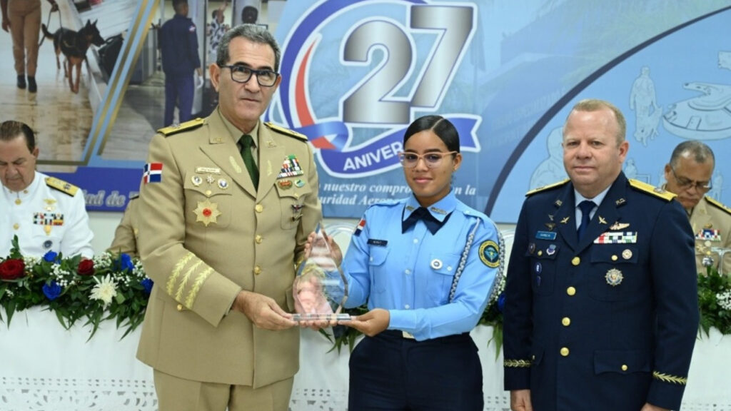 CESAC concluye con graduación actividades conmemorativas por vigésimo séptimo aniversario