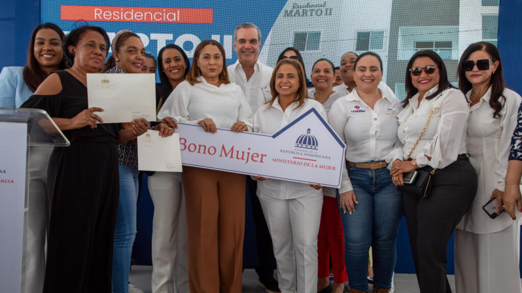 Presidente @luisabinader entrega 186 viviendas Familia Feliz