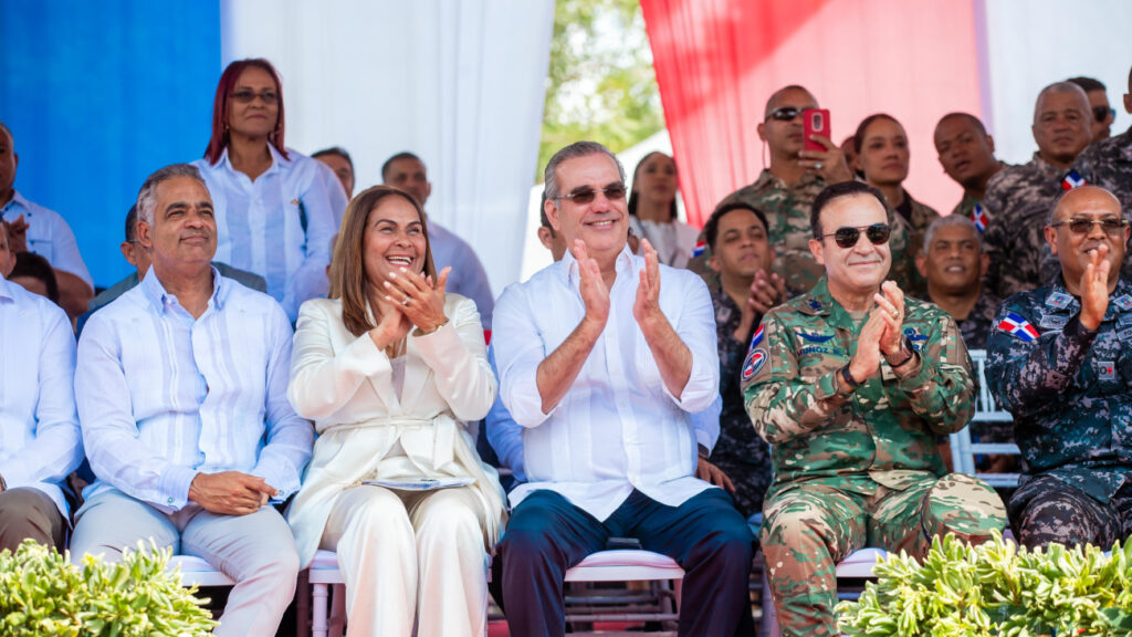 Presidente @luisabinader encabeza desfile cívico, militar y policial por 211 aniversario del natalicio de Juan Pablo Duarte