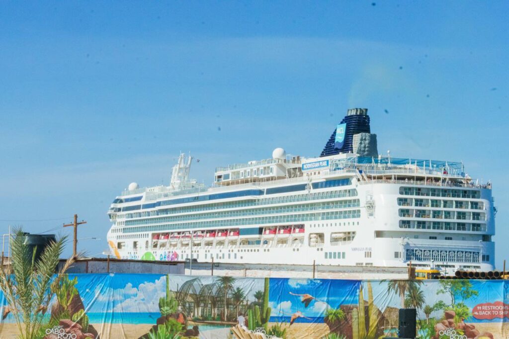 @DavidColladoM el turismo inicial el 2024 con paso firme recibiendo hoy su primer crucero en puerto cabo Rojo, Pedernales