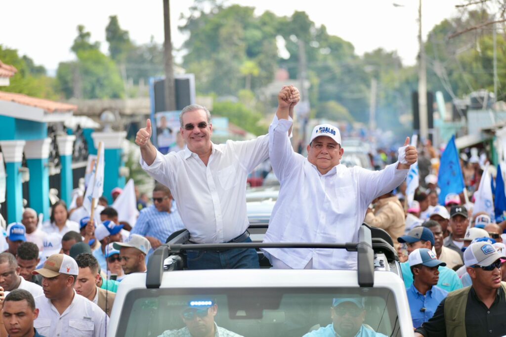 @PartidoPRSC Azuanos reciben con entusiamo a @LuisAbinader