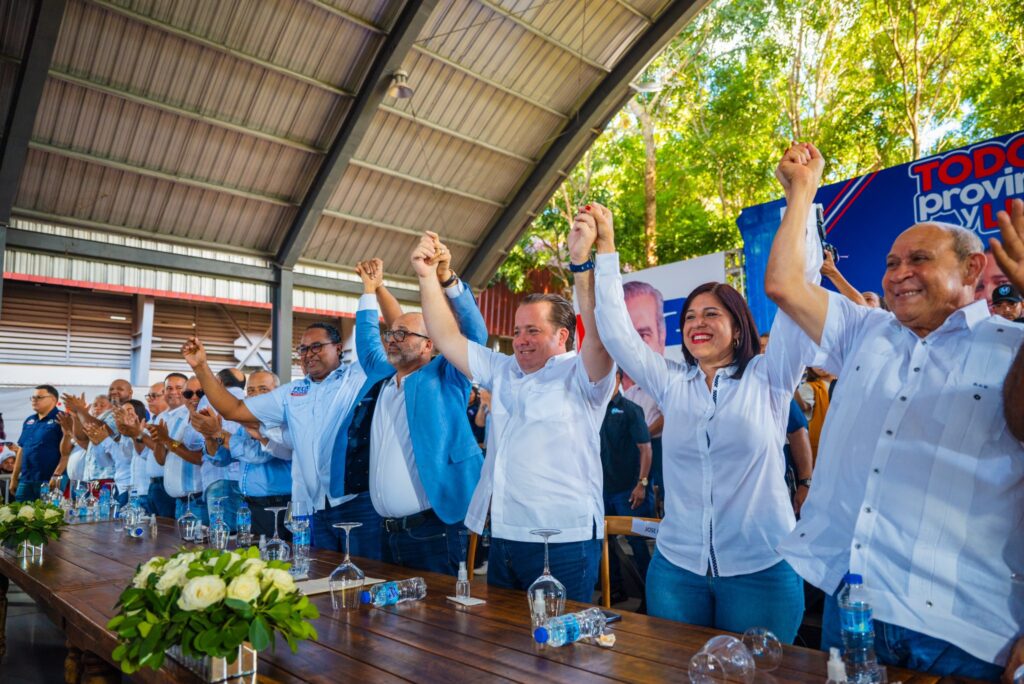@JosePaliza confirma el compromiso asumido por los doimicanos al continuar trabajando por el desarrollo y futuro de RD @MechoSenad93147 y @fredyfernandez_