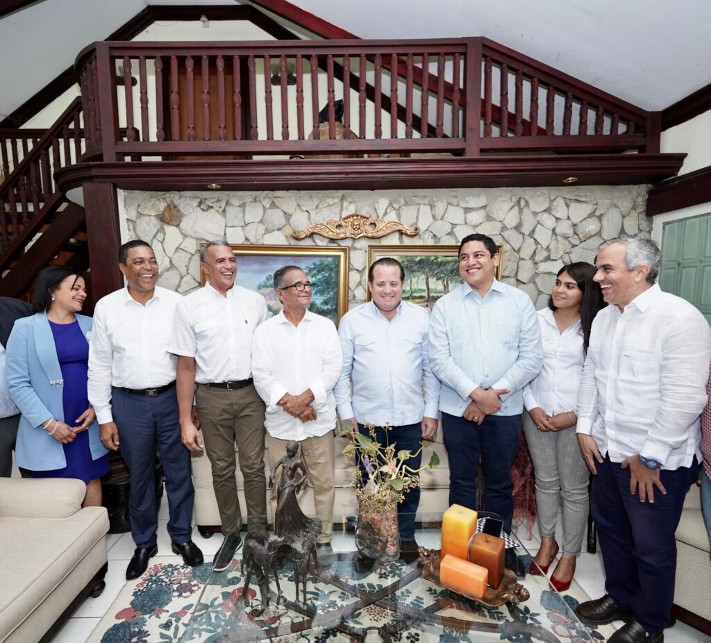 @JosePaliza y @VictorDazaT sellan la unidad del @PRM_Oficial con la integración de Tito Bueno y Noel Peralta en Navarrete