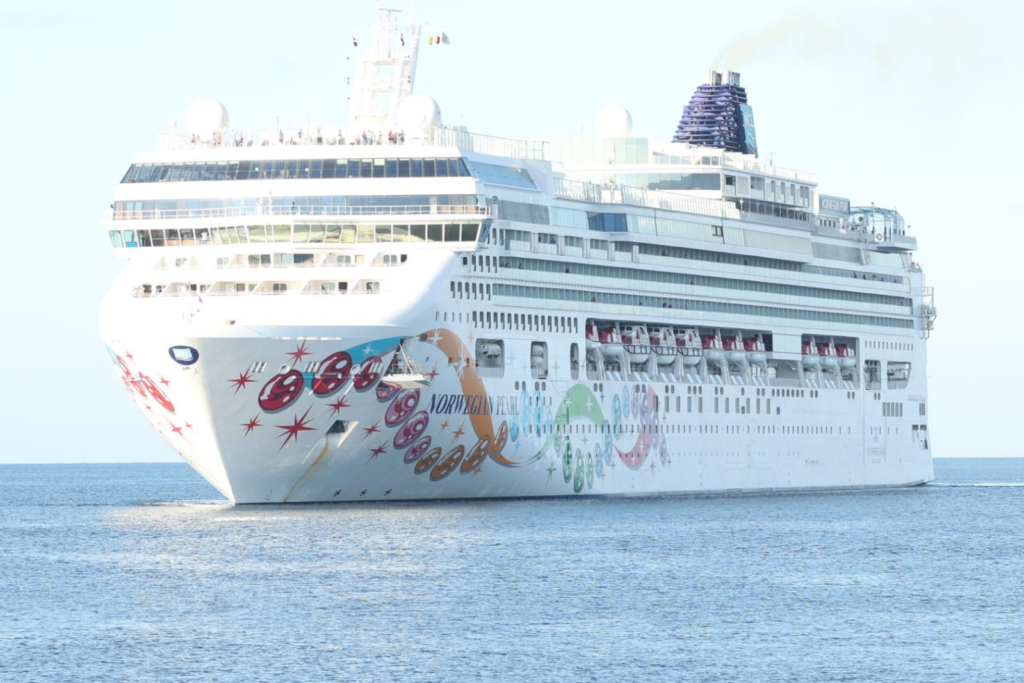 Cabo Rojo recibió crucero con 2,577 turistas a bordo