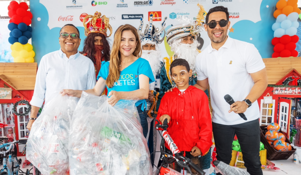 @AlcaldiaDN realiza intercambio Plasticos por juguetes