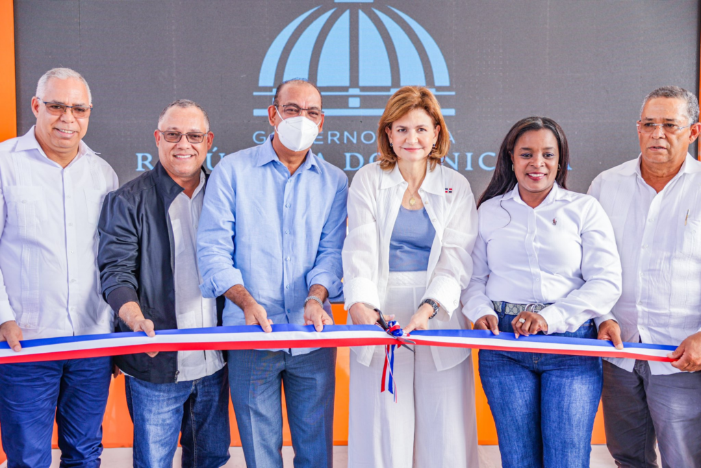 @RaquelPenaVice junto al ministro @DeligneAB inauguran calles del municipio Guayajayuco