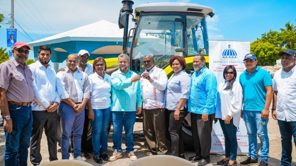 Entregan tres tractores en apoyo a los productores de plátano de Pedernales