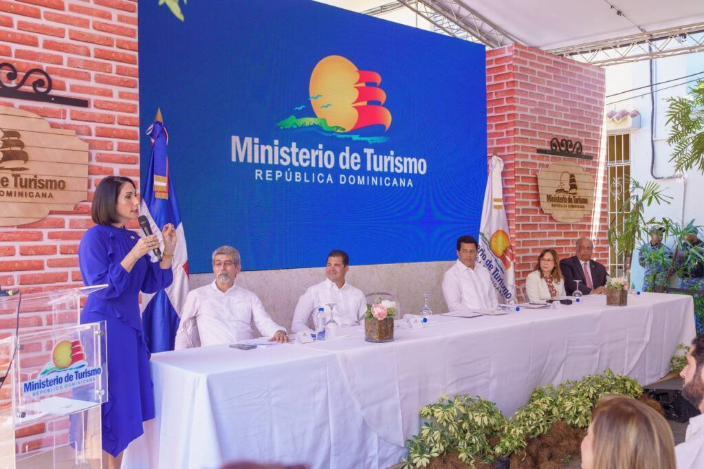 @DavidColladoM “Inauguración de la Renovada Puerta de La Misericordia en la República Dominicana, en Presencia de la Primera Dama @RaquelArbaje”