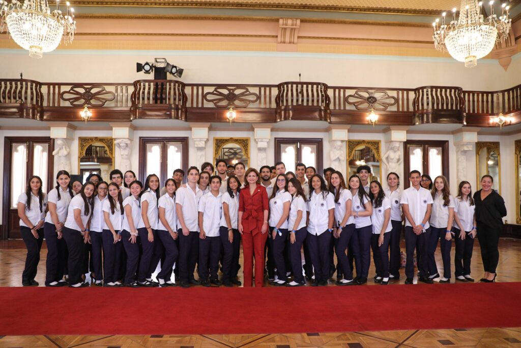@RaquelPenaVice “Visita Inspiradora del Colegio ABC al Palacio Nacional: Fomentando la Curiosidad y el Éxito de Nuestros Estudiantes”
