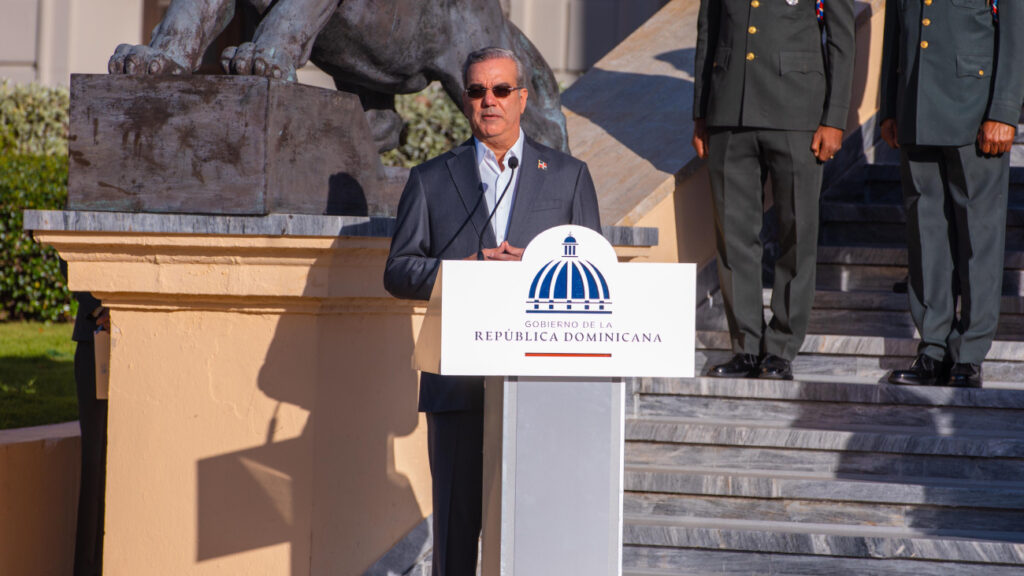 Presidente @LuisAbinader encabeza acto de homenaje a la Bandera Nacional