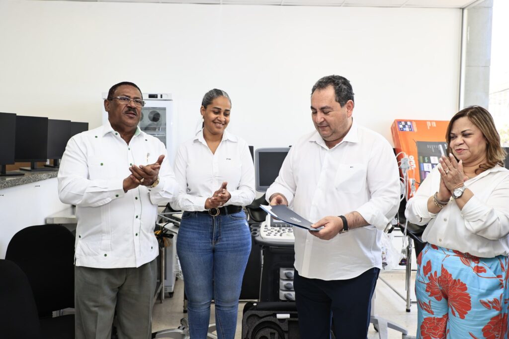 @DrMarioLama “Entrega de Equipos Médicos Fortalece Hospitales del Gran Santo Domingo: #LogrosDelCambio en Acceso Hospitalario”