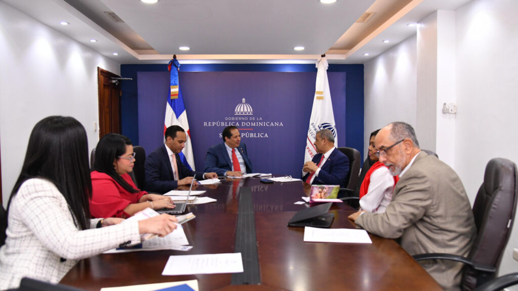 El ministro de Administración Pública y el de Salud Pública repasan avances para la reforma del sector de salud