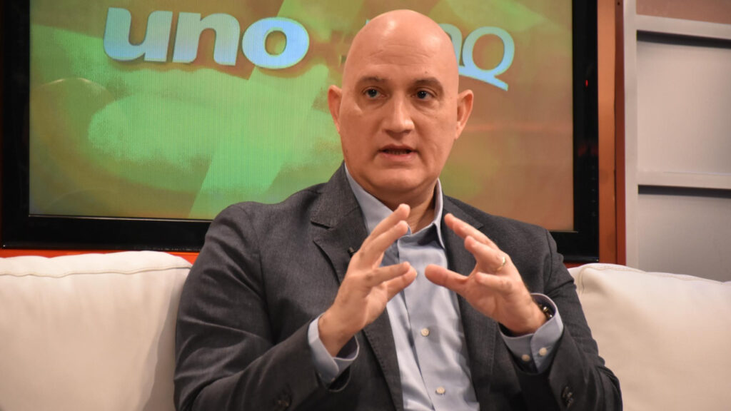 Ministro de Economía explica los factores de la política económica que propician la reducción de la pobreza monetaria