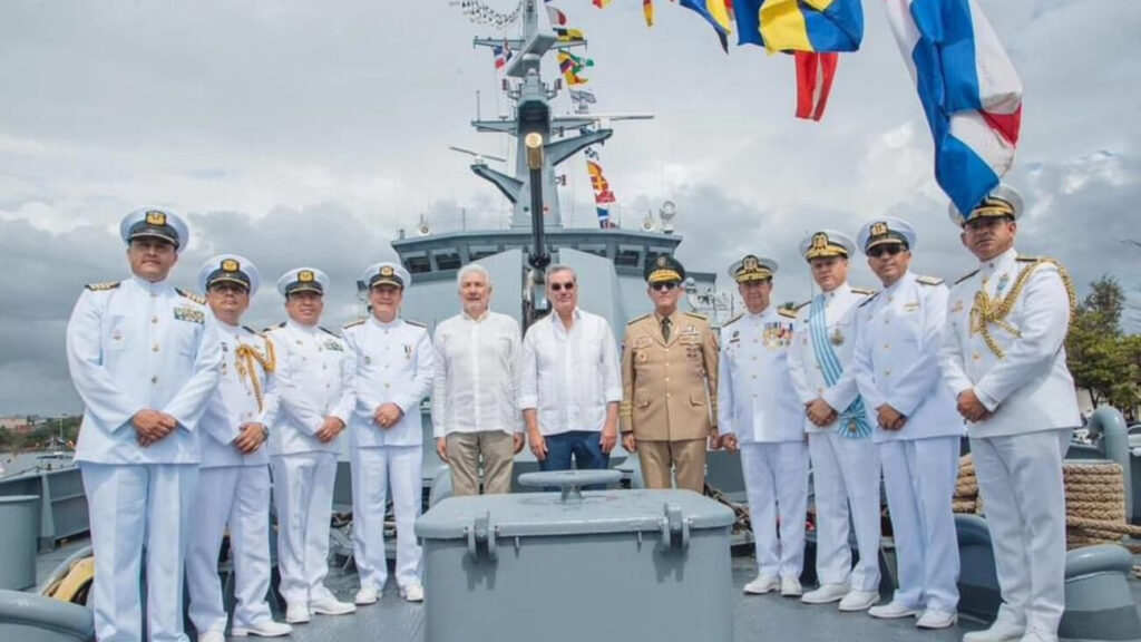 Presidente Luis Abinader sube a bordo de embarcación colombiana que visita el país