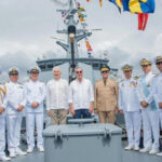 Presidente Luis Abinader sube a bordo de embarcación colombiana que visita el país