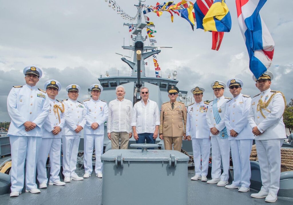 @PresidenciaRD: Visita del Presidente @LuisAbinader al Buque Patrullero Oceánico ARC ‘Victoria'”@PresidenciaRD