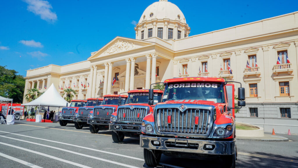 Presidencia entrega once modernos camiones a distintos cuerpos de bomberos del país