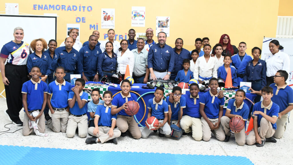 Inefi y grandes atletas dominicanos llevan deporte a Ciudad Juan Bosch