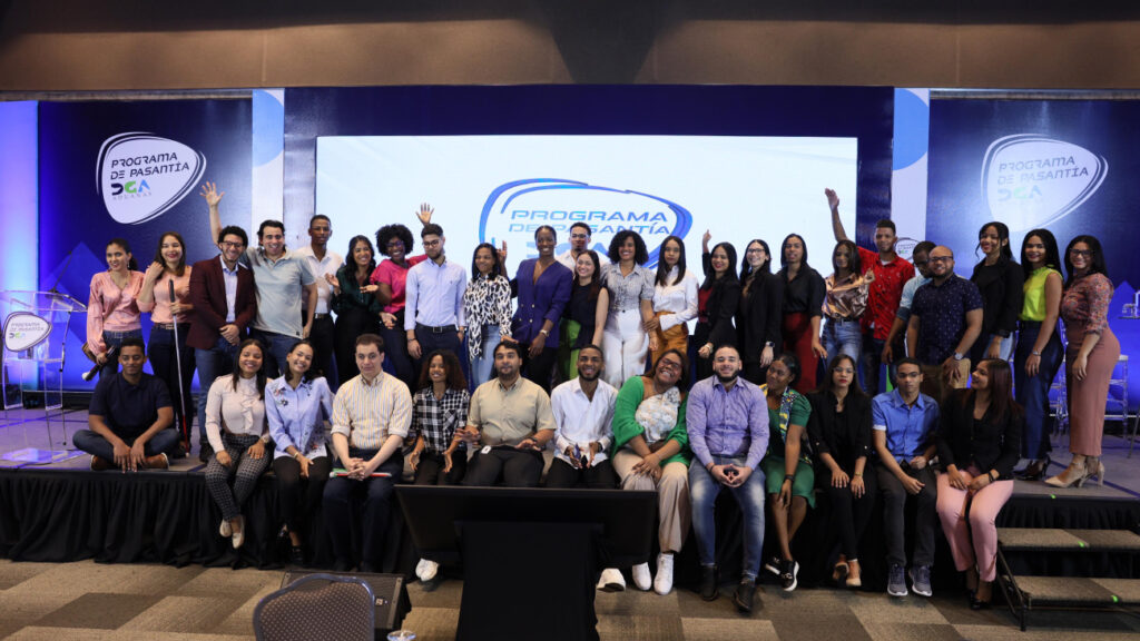 Dirección General de Aduanas celebra “Día Nacional de la Juventud” con encuentro de 540 egresados del programa “Pasantía DGA”