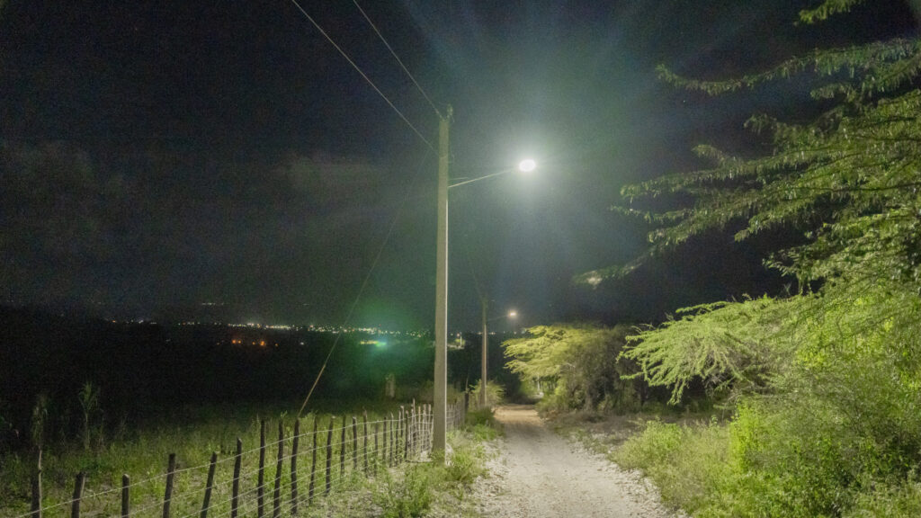 Edesur electrifica remota comunidad El Pie de la Loma, en Bahoruco, tras largos años de espera