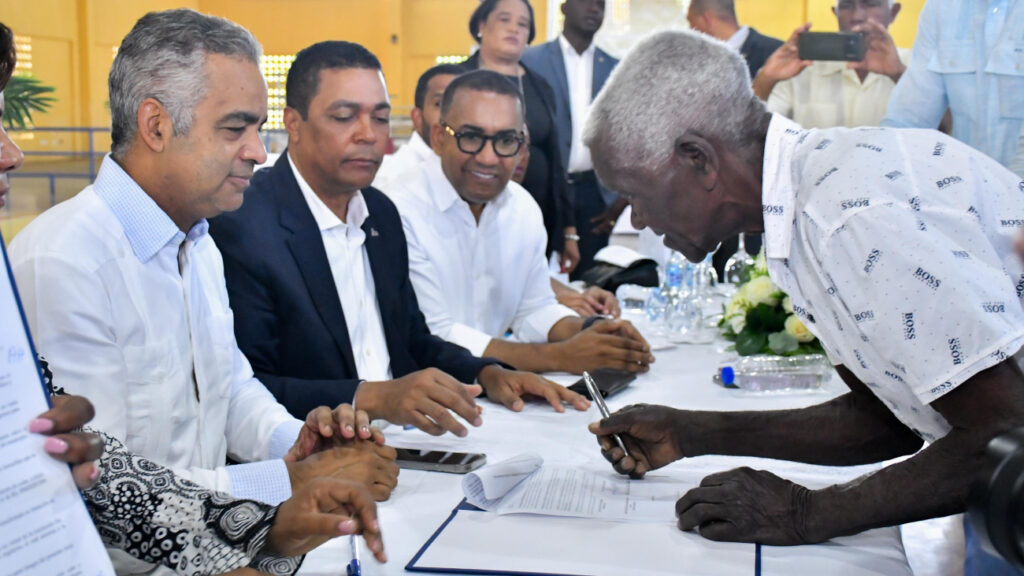 Alcaldía de Monte Plata dona al Gobierno terrenos para iniciar proceso de titulación de más de 2,000 familias