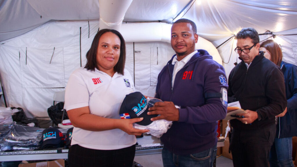 DAEH inicia entrega de uniformes a personal asistencial
