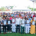 Gobierno entrega títulos definitivos a 275 beneficiarios en Hato Mayor