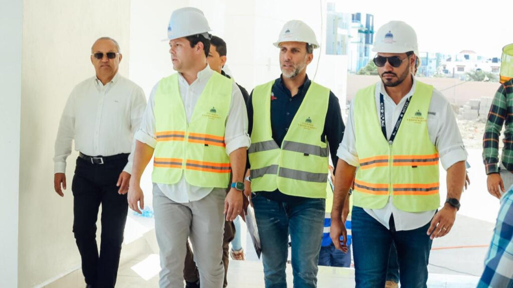 Ministro Bonilla supervisa etapa final construcción extensiones de la UASD en Baní y Azua