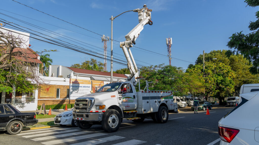 Edesur ilumina periferia y habilita doble circuito a Hotel Dominican Fiesta, centro transmisión datos de la Junta Central Electoral este domingo