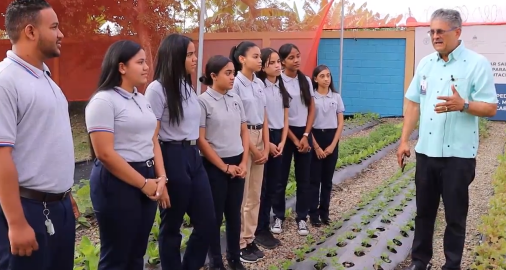 @EducaciónRDo: “Estudiantes Politécnico aprenden a cultivar alimentos”