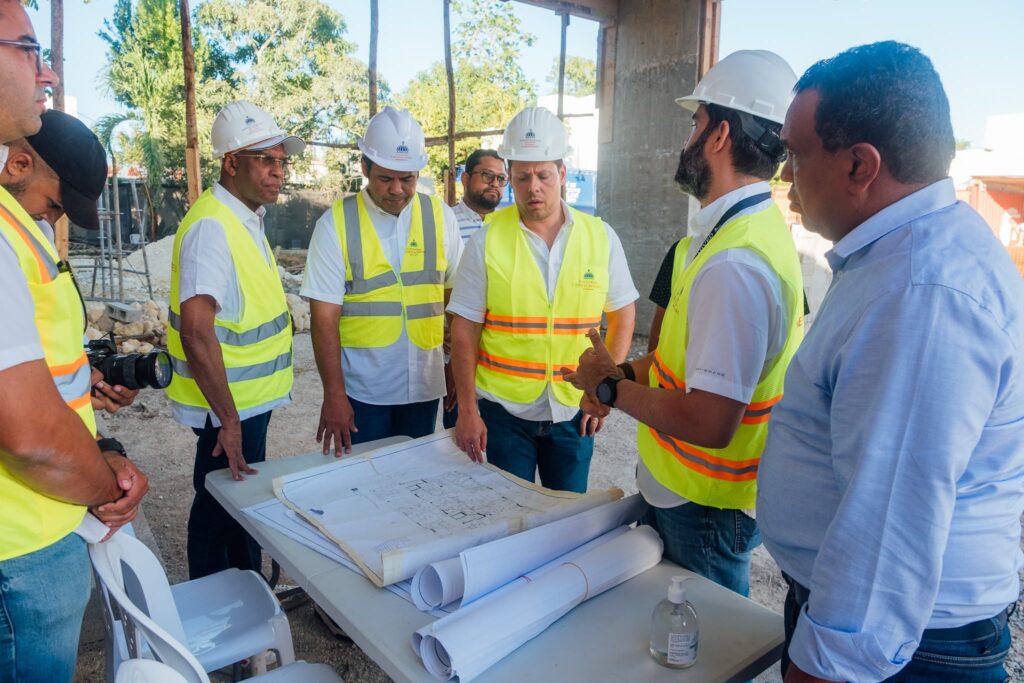 Ministro Carlos Bonilla supervisa avances en construcción Unidad Traumatológica de Higüey