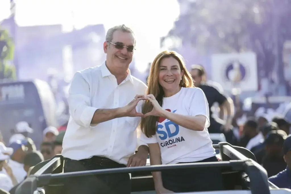 @LuisAbinader apoya a @CarolinaMejíaG en marcha caravana en el Distrito Nacional