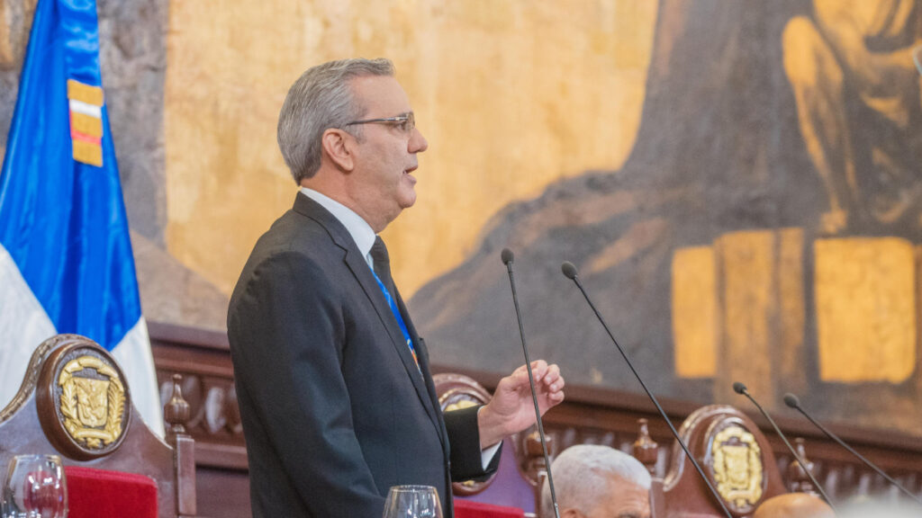 Presidente @LuisAbinader señala récord de 4.9 millones de personas empleadas y dos aumentos salariales