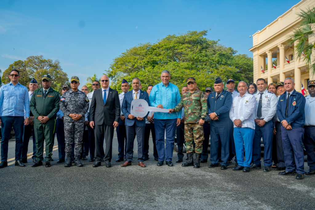 Gobierno entrega camionetas a instituciones de rescate y seguridad