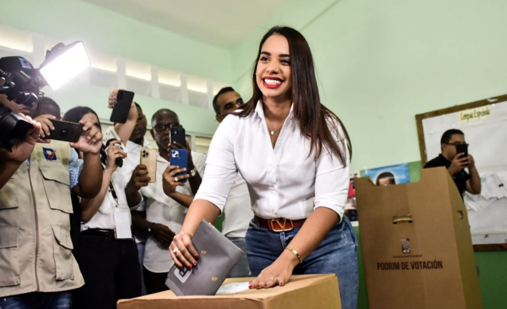 Betty Gerónimo ejerce el derecho al voto, segura que el proceso marcha en orden #EleccionesMunicipales