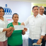 @AgriculturaRD entrega cheques a productores agrícolas de Monte Plata