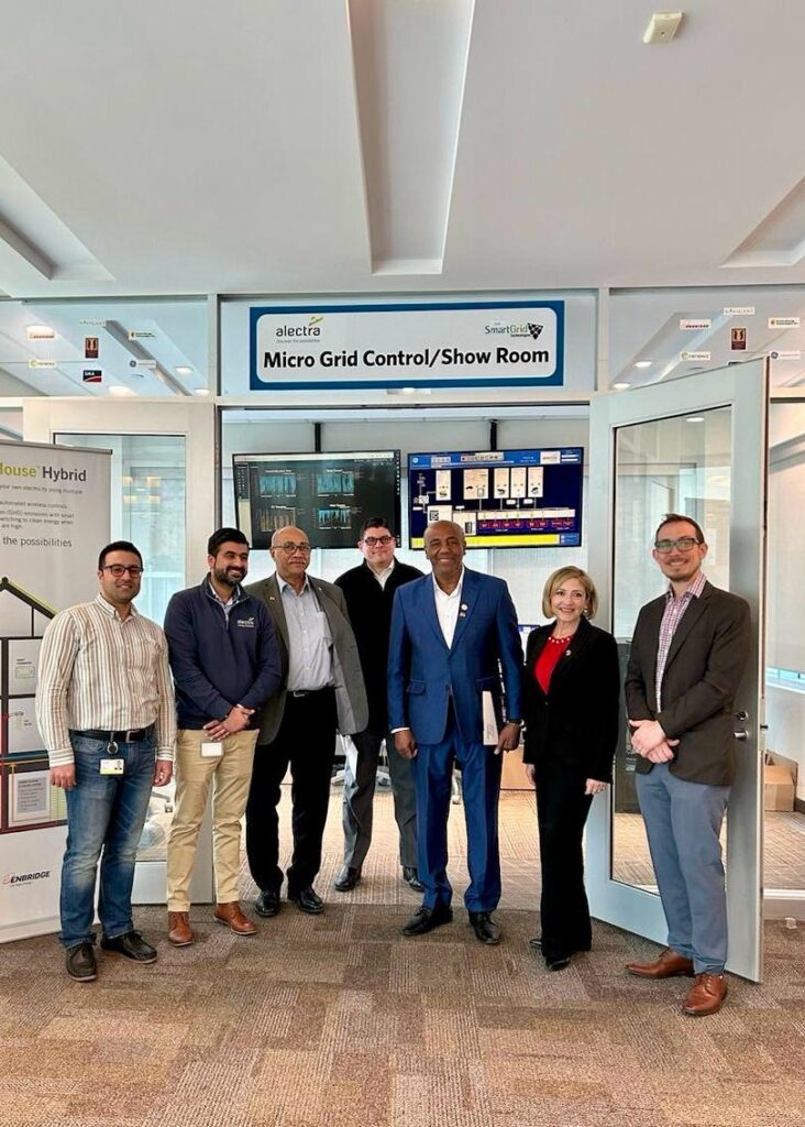 @AntonioAlmonteR visita microrred eléctrica en @GeorgianCollege